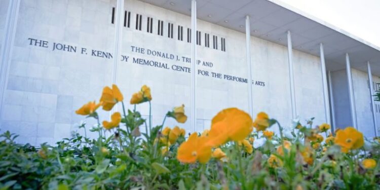Trump arremete contra juez que le prohibió cambiarle el nombre al Centro Kennedy