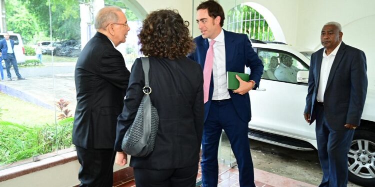 Embajadora de España visita al ex presidente Danilo Medina
