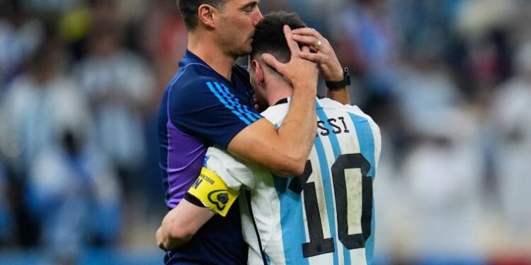 De técnico novato a campeón mundial. Scaloni ante desafío de replicar su mejor obra con Argentina
