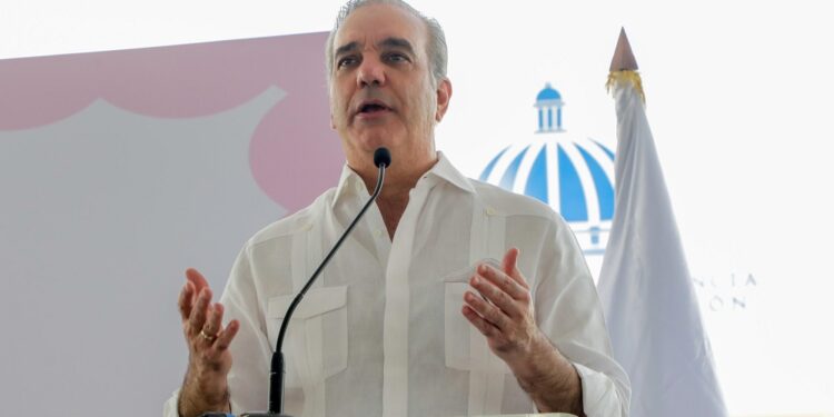 Abinader entrega en Haina 1,279 títulos de propiedad y beneficia 6,385 personas