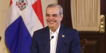 Solidaridad presidencial: Abinader dona 5.3 millones de su salario