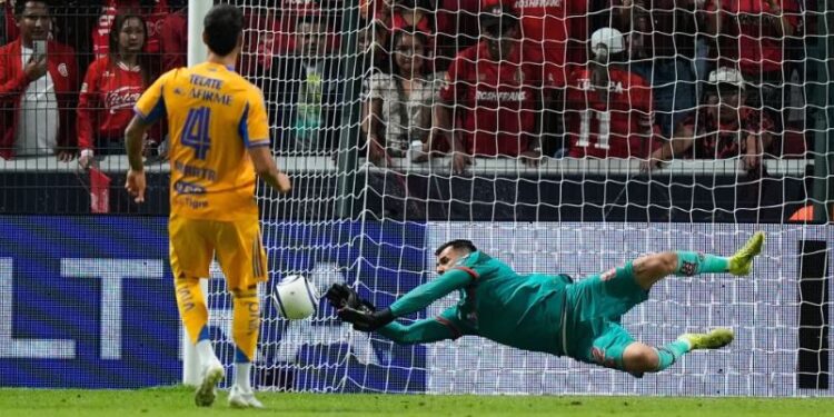 Toluca pone fin a 23 años sin títulos de la CONCACAF. Luis García brilla en penales