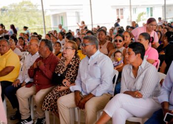 PROPEEP y DASAC llevan alegría a las madres de Baitoa y Santiago