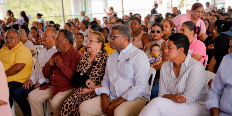 PROPEEP y DASAC llevan alegría a las madres de Baitoa y Santiago