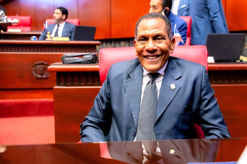 Senador de Independencia solicita remozamiento de polideportivos en Duvergé, Jimaní y Postrer Río