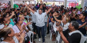 Pedro Jiménez rinde homenaje y lleva regalos y alegría a cientos de madres de la circunscripción 2 del DN