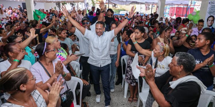 Pedro Jiménez rinde homenaje y lleva regalos y alegría a cientos de madres de la circunscripción 2 del DN