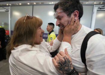 Chileno-estadounidense robado de bebé se reúne con su madre biológica y recupera una familia