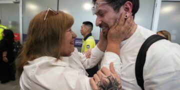 Chileno-estadounidense robado de bebé se reúne con su madre biológica y recupera una familia