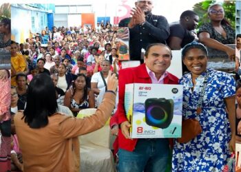Víctor Pavón celebra el» Día de las Madres» a cientos de mujeres en SDN