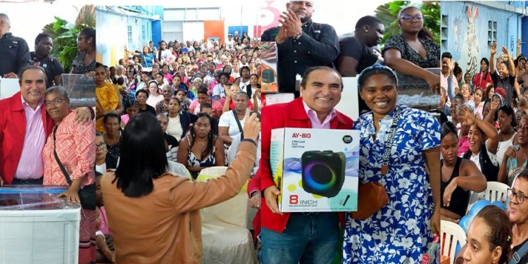 Víctor Pavón celebra el» Día de las Madres» a cientos de mujeres en SDN