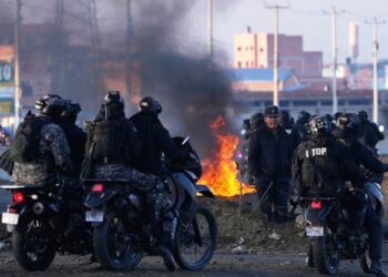 Manifestantes hacen retroceder a policías y militares tras 23 días de bloqueo de rutas en Bolivia