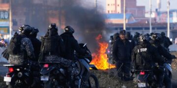 Manifestantes hacen retroceder a policías y militares tras 23 días de bloqueo de rutas en Bolivia