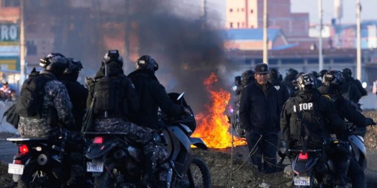 Manifestantes hacen retroceder a policías y militares tras 23 días de bloqueo de rutas en Bolivia