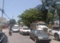 Camión sin identificar vuelca en la Prolongación 27 de febrero y provoca descomunal taponamiento