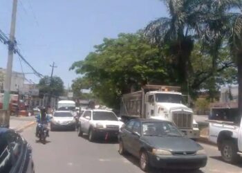 Camión sin identificar vuelca en la Prolongación 27 de febrero y provoca descomunal taponamiento