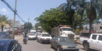 Camión sin identificar vuelca en la Prolongación 27 de febrero y provoca descomunal taponamiento