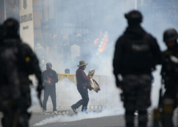Manifestantes exigen renuncia del presidente boliviano Rodrigo Paz