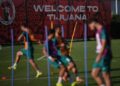 Entra al hotel de la selección iraní para el Mundial en Tijuana, México, aficionados se reúnen para animar