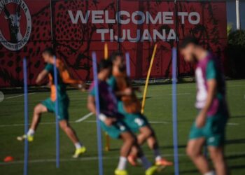 Entra al hotel de la selección iraní para el Mundial en Tijuana, México, aficionados se reúnen para animar