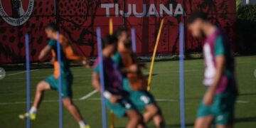 Entra al hotel de la selección iraní para el Mundial en Tijuana, México, aficionados se reúnen para animar