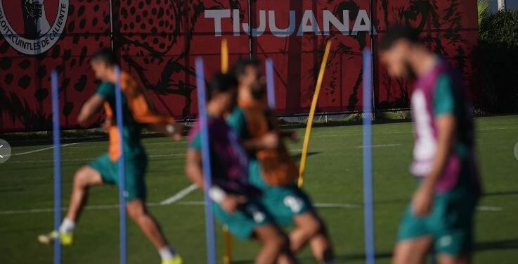Entra al hotel de la selección iraní para el Mundial en Tijuana, México, aficionados se reúnen para animar
