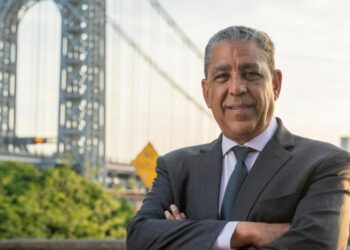 Adriano Espaillat se retira del escenario político con mensaje de gratitud y compromiso de servicio
