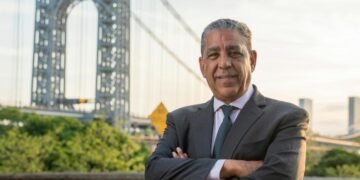 Adriano Espaillat se retira del escenario político con mensaje de gratitud y compromiso de servicio