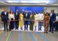 El presidente ejecutivo de Banreservas, Leonardo Aguilera, encabeza el corte de cinta durante la inauguración de la nueva oficina comercial en Plaza Paseo 27, acompañado por ejecutivos de la institución, colaboradores e invitados especiales.