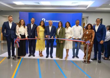 El presidente ejecutivo de Banreservas, Leonardo Aguilera, encabeza el corte de cinta durante la inauguración de la nueva oficina comercial en Plaza Paseo 27, acompañado por ejecutivos de la institución, colaboradores e invitados especiales.