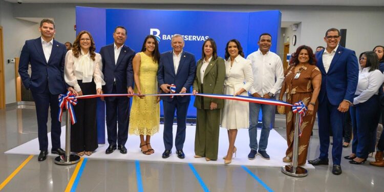 El presidente ejecutivo de Banreservas, Leonardo Aguilera, encabeza el corte de cinta durante la inauguración de la nueva oficina comercial en Plaza Paseo 27, acompañado por ejecutivos de la institución, colaboradores e invitados especiales.