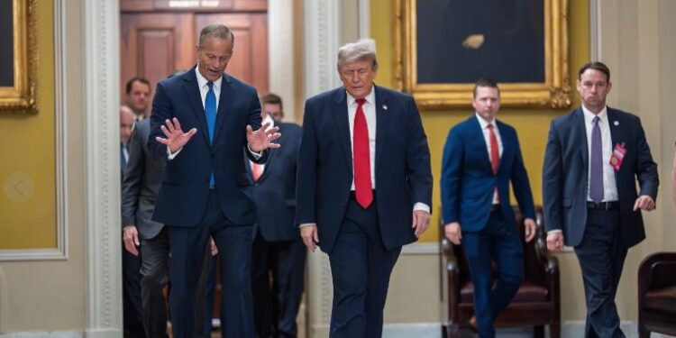 Trump tiene tensa reunión con senadores republicanos tras cancelar firma de proyecto de vivienda