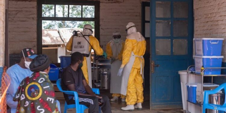 El ébola en el Congo ha dejado más de 100 muertos, mientras el conflicto ralentiza la respuesta