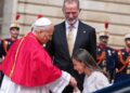 El papa León XIV es recibido por el rey Felipe VI y la reina Letizia de España, en el Palacio Real en Madrid, el 6 de junio del 2026. (AP foto/Alessandra Tarantino)