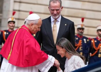 El papa León XIV es recibido por el rey Felipe VI y la reina Letizia de España, en el Palacio Real en Madrid, el 6 de junio del 2026. (AP foto/Alessandra Tarantino)