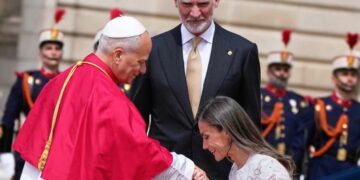 El papa León XIV es recibido por el rey Felipe VI y la reina Letizia de España, en el Palacio Real en Madrid, el 6 de junio del 2026. (AP foto/Alessandra Tarantino)
