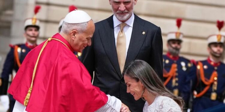 El papa León XIV es recibido por el rey Felipe VI y la reina Letizia de España, en el Palacio Real en Madrid, el 6 de junio del 2026. (AP foto/Alessandra Tarantino)