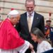 El papa León XIV es recibido por el rey Felipe VI y la reina Letizia de España, en el Palacio Real en Madrid, el 6 de junio del 2026. (AP foto/Alessandra Tarantino)