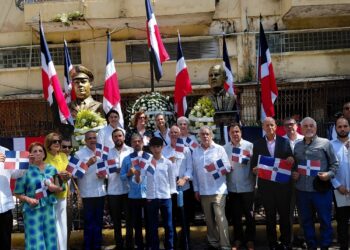 Juan Pablo Uribe junto a miembros de las fundaciones patrióticas.