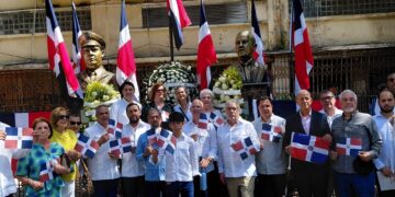 Juan Pablo Uribe junto a miembros de las fundaciones patrióticas.