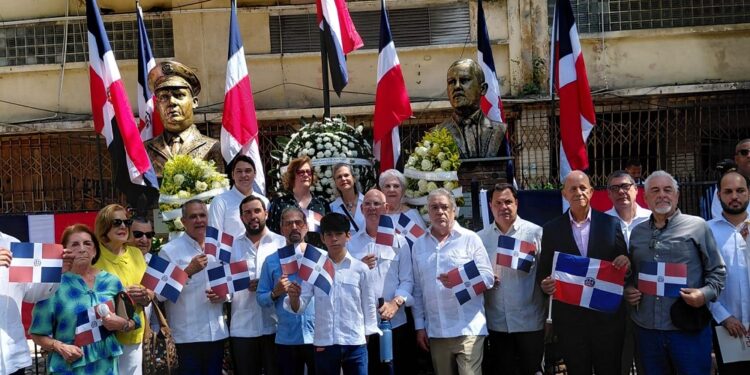 Juan Pablo Uribe junto a miembros de las fundaciones patrióticas.