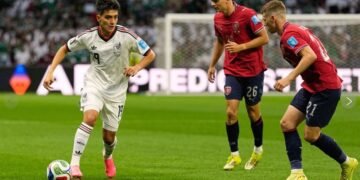 Gilberto Mora sobresale en su primer titularidad en el Mundial y tendría más protagonismo con México
