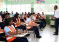 Milton Morrison imparte clases de educación vial a estudiantes de 6to de bachillerato