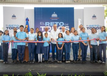 Abinader inaugura techado deportivo-escolar en el municipio de Cevicos