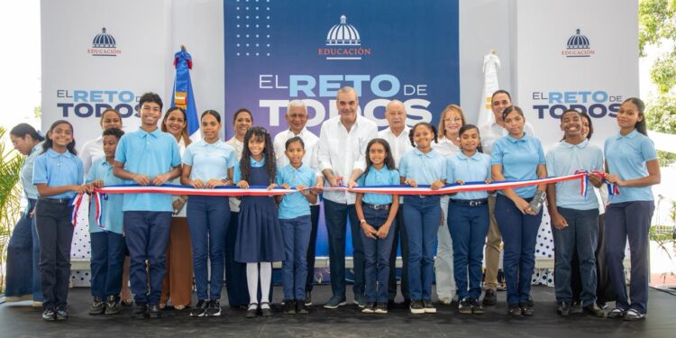 Abinader inaugura techado deportivo-escolar en el municipio de Cevicos