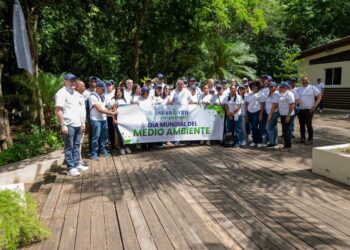 Vicepresidente de Seaboard y sus colaboradores realizan visita al Parque Ecológico Las Lagunas