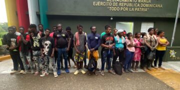 Interceptan vehículo que transportaba 14 extranjeros en Guayubín