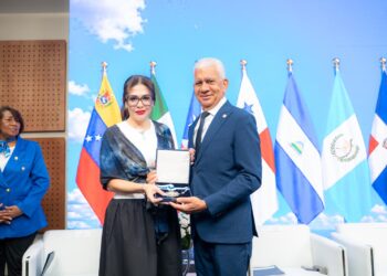 Ricardo de los Santos destaca estabilidad macroeconómica