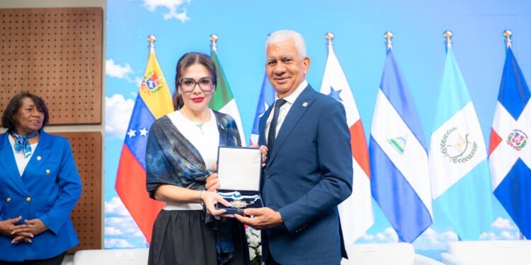 Ricardo de los Santos destaca estabilidad macroeconómica