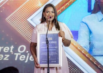 Periodista de RNN recibe Premio Héroe al Mérito Comunicacional